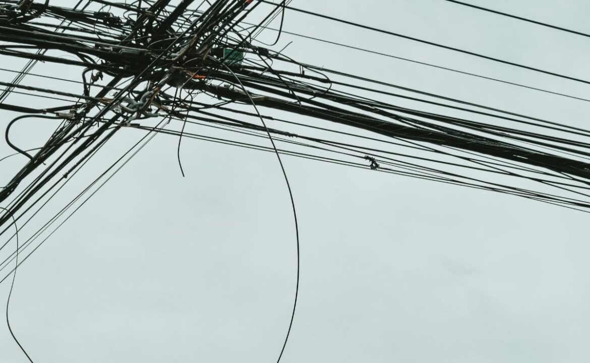 14 ఏళ్ల యువకుడు 'బరాటిస్' విసిరిన డబ్బును సేకరించడానికి పైకప్పు ఎక్కాడు, విద్యుదాఘాతానికి సంబంధించినవి
