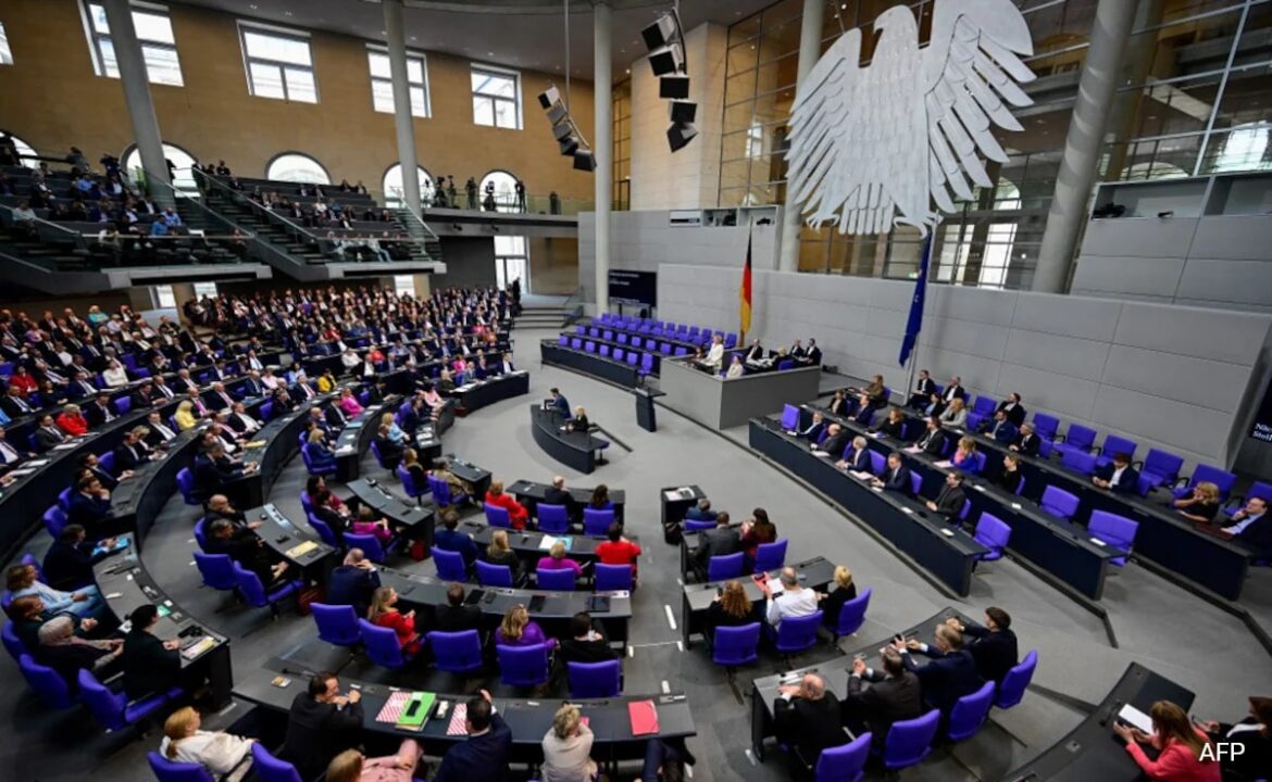 జర్మనీ యొక్క కొత్త పార్లమెంటులో ఆశ్చర్యకరమైన ముఖాలు కుడి-కుడి-కుడి ఉద్భవిస్తాయి
