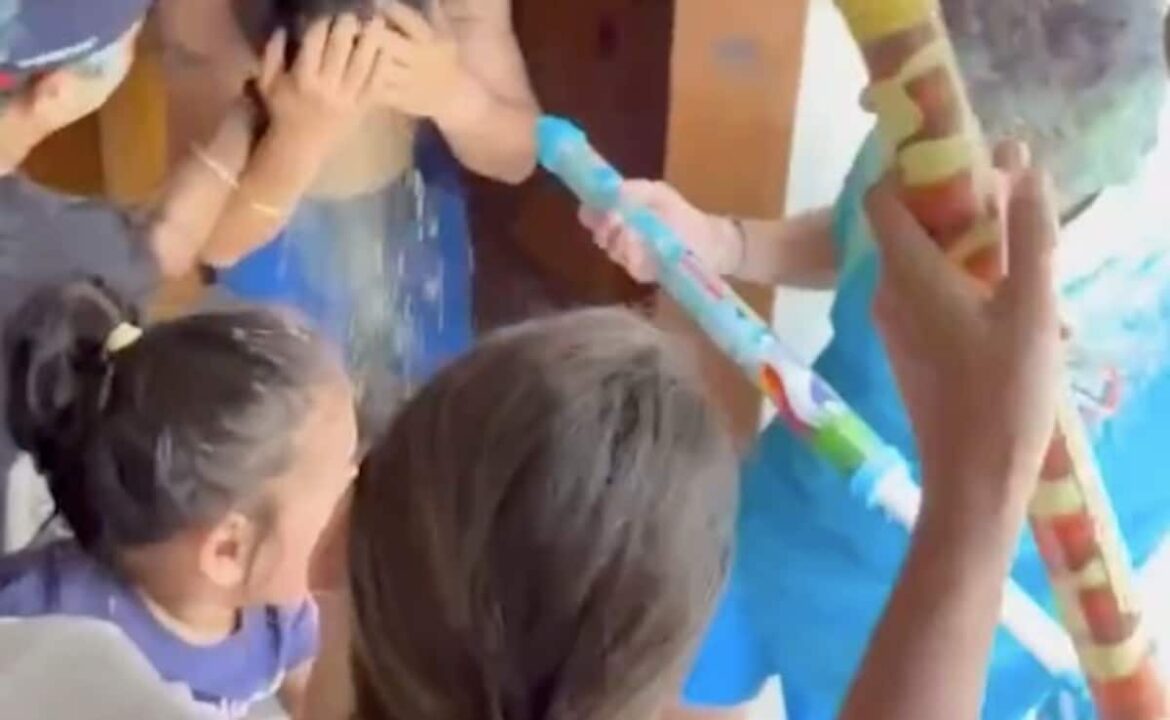 యువరాజ్ సింగ్ సచిన్ టెండూల్కర్ మరియు ముఠా నుండి హోలీ ఆశ్చర్యం పొందుతాడు, రంగుతో స్ప్లాష్ అయ్యాడు - చూడండి
