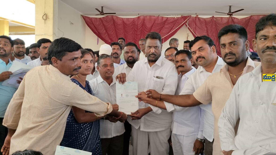 లబ్ధిదారులకు సీఎం రిలీఫ్ ఫండ్ చెక్కుల పంపిణీ
