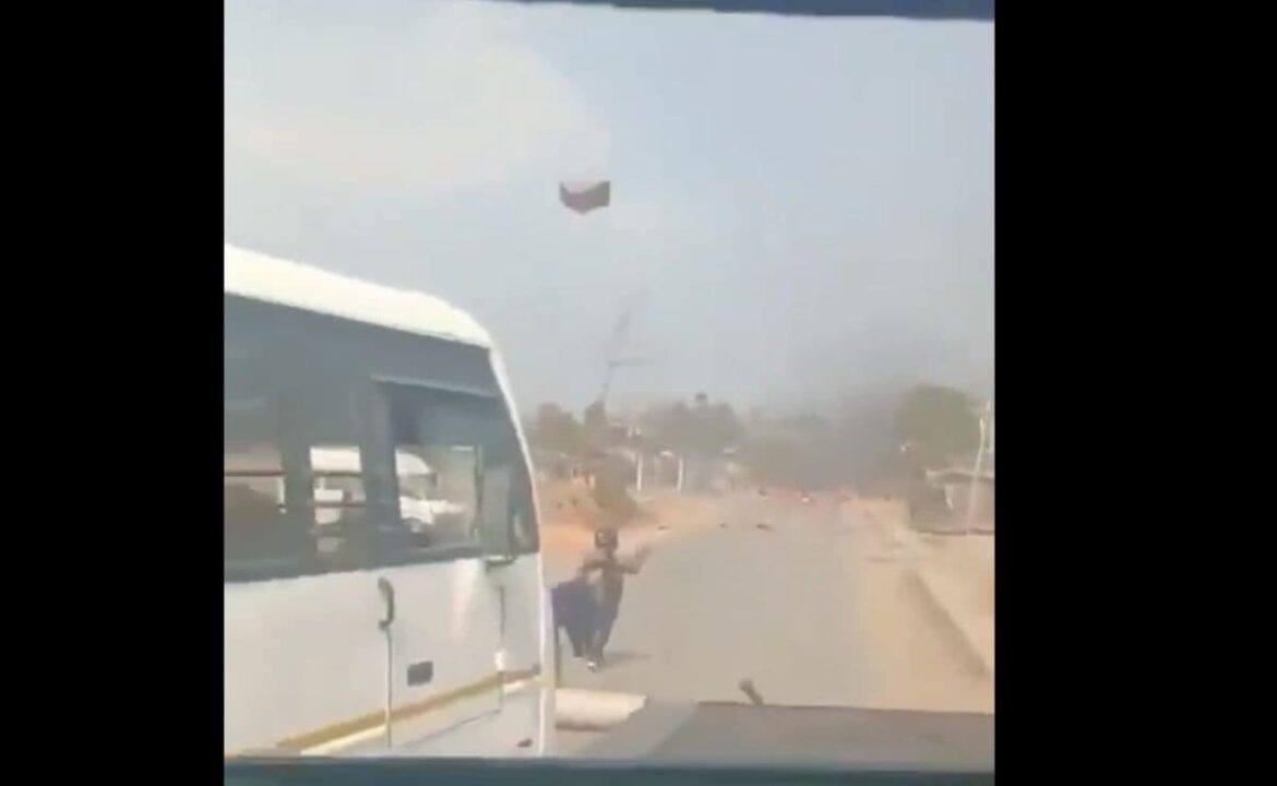 సాయుధ వాహనం లోపల, జవాన్లు మణిపూర్లో దాడుల ద్వారా నెట్టారు
