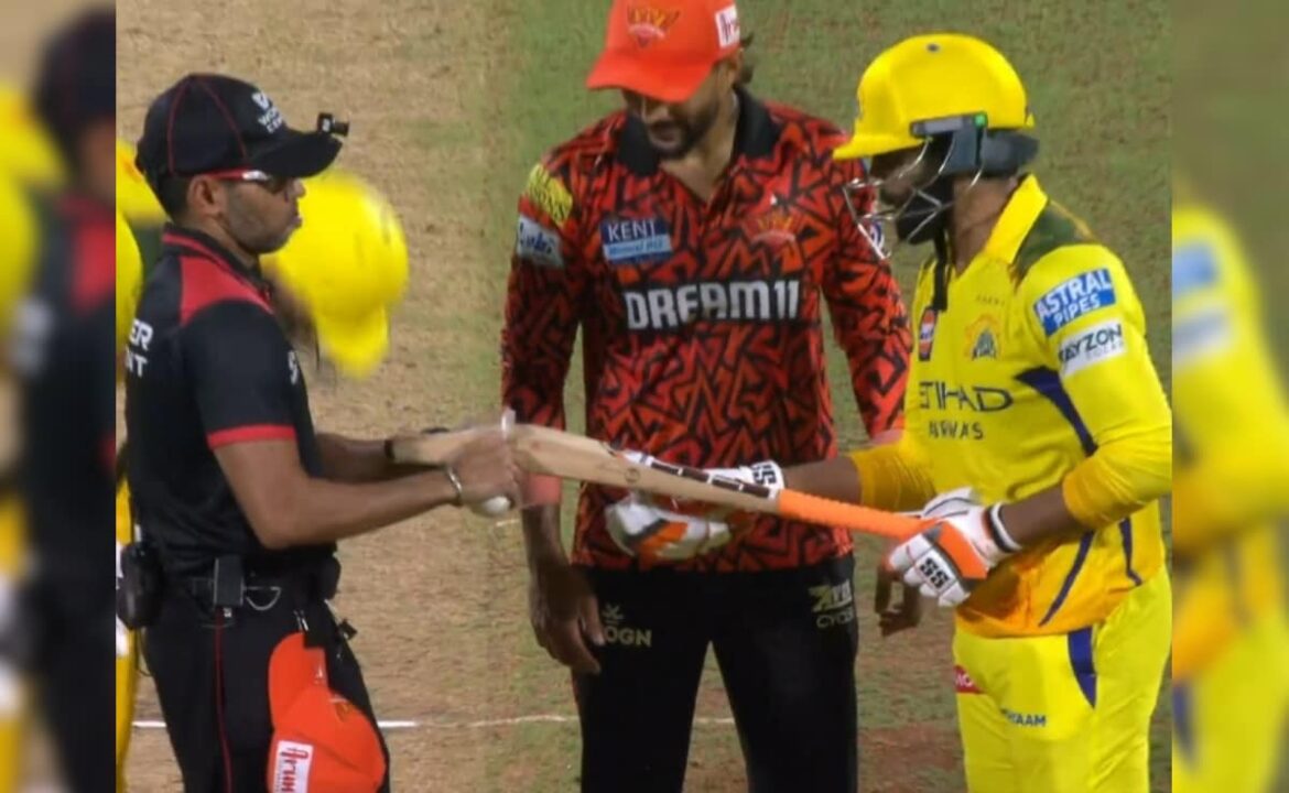 ఐపిఎల్ మ్యాచ్ వర్సెస్ ఎస్‌ఆర్‌హెచ్ సమయంలో పిచ్‌లో రవీంద్ర జడేజా బ్యాట్ సైజు పరీక్షలో విఫలమయ్యాడు, అంపైర్ అతన్ని ఆదేశిస్తాడు ...
