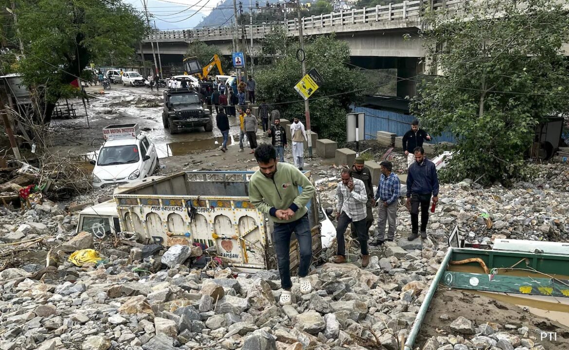 కొండచరియల తరువాత J & K యొక్క రాంబన్ నివాసితులు
