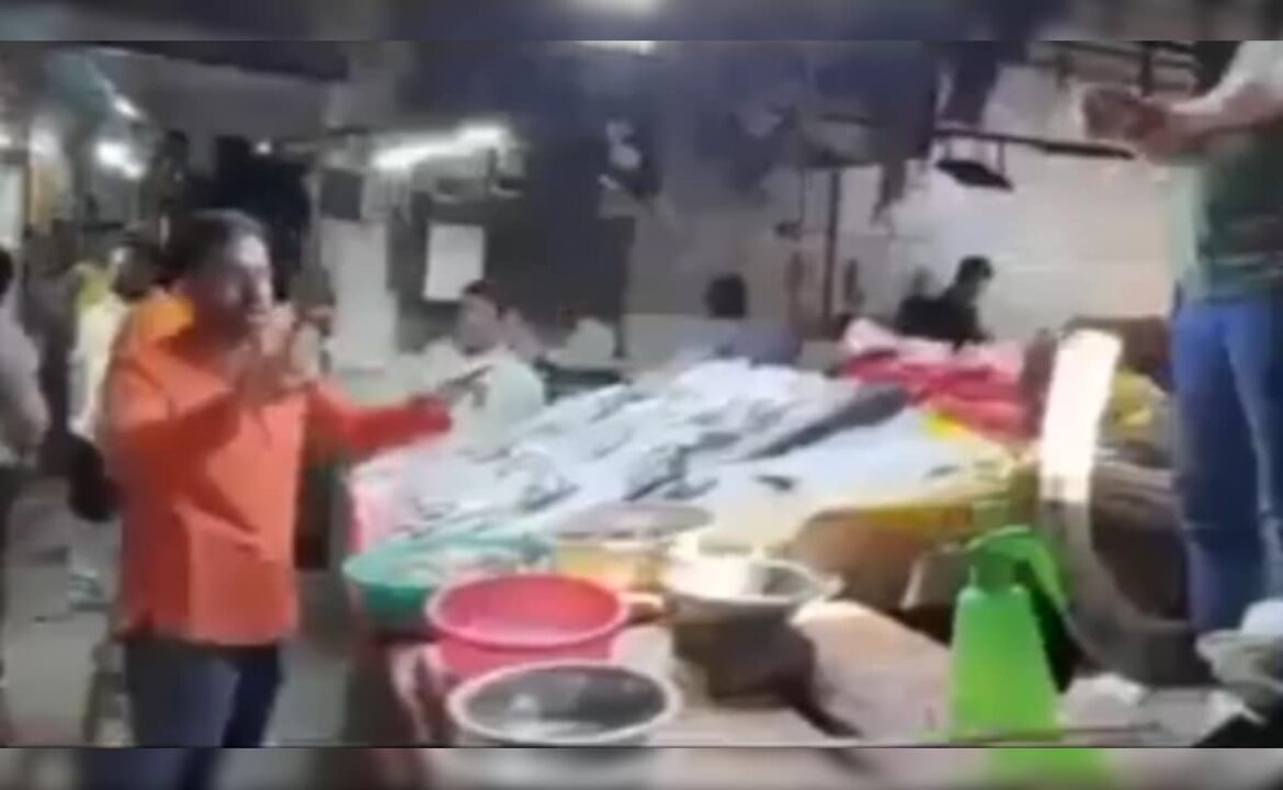 ప్రసిద్ధ Delhi ిల్లీ ఫిష్ మార్ట్ పక్కన ఉన్న ఆలయంపై బిజెపి వర్సెస్ వ్యతిరేకత
