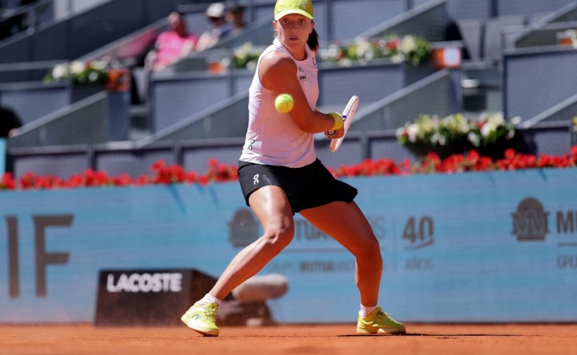 మాడ్రిడ్ ఓపెన్ డిఫెన్స్ ప్రారంభించడానికి ఐజిఎ స్వీటక్ అలెగ్జాండ్రా ఈలా భయానక నుండి బయటపడింది
