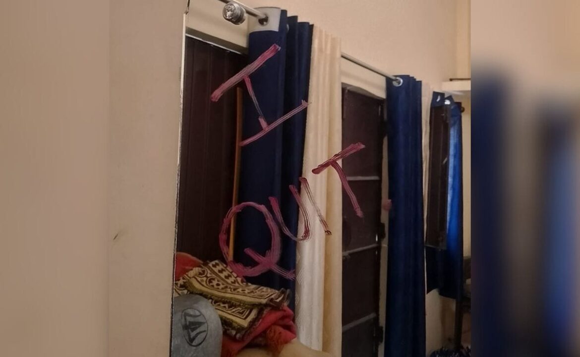 యుపి లా విద్యార్థి ఆత్మహత్య ద్వారా మరణిస్తాడు, పోలీసులు లిప్‌స్టిక్‌తో అద్దంలో రాసిన "ఐ క్విట్" ను కనుగొన్నారు
