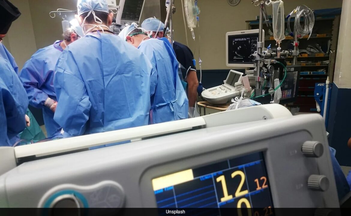 శస్త్రచికిత్స తర్వాత 2 సంవత్సరాల తరువాత స్త్రీ కడుపులో పెద్ద వస్త్రం కనుగొనబడింది
