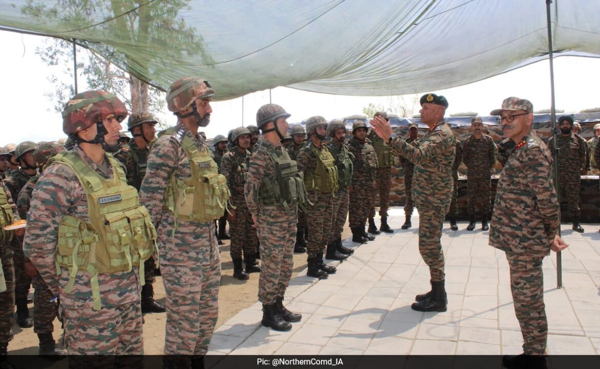 నార్తర్న్ ఆర్మీ కమాండర్ జమ్మూ మరియు కాశ్మీర్‌లో భద్రతా పరిస్థితిని సమీక్షిస్తాడు
