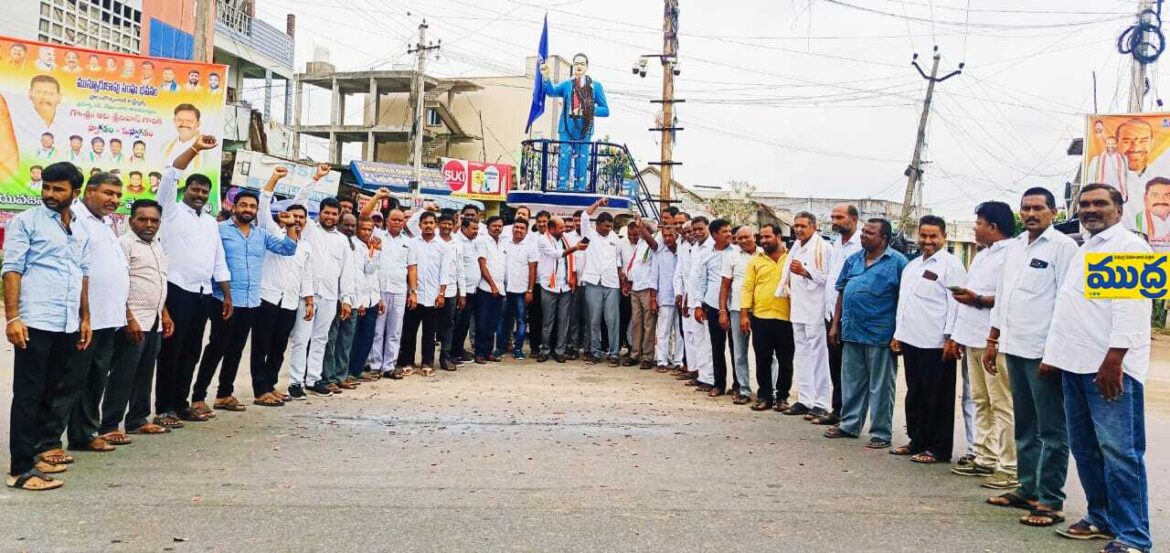 నిధుల మంజూరును స్వాగతిస్తూ మండల కేంద్రంలో సంబురాలు
