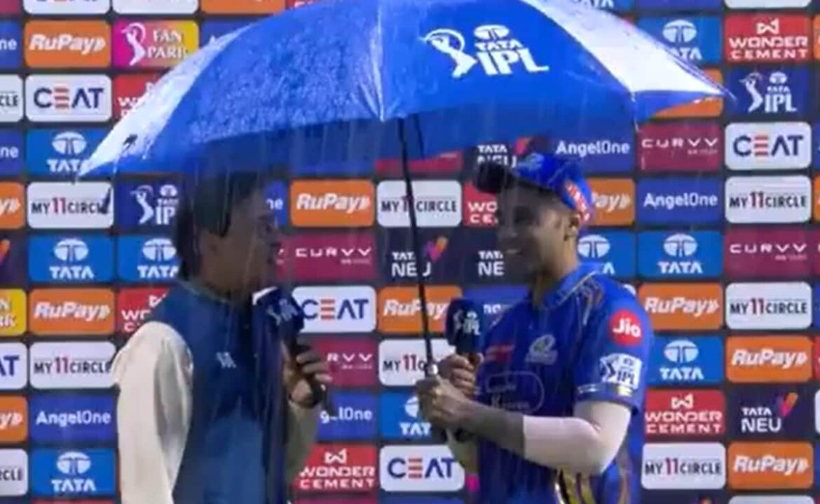 సూర్యకుమార్ యాదవ్ భారీ వర్షం మధ్య హర్ష భోగ్లేకు గొడుగును అందిస్తుంది. ఇంటర్నెట్ 'సీజన్ యొక్క క్షణం' అని చెప్పింది. చూడండి
