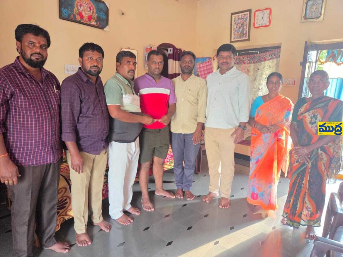 బొక్క జైపాల్ రెడ్డి రెడ్డి సహకారంతో కార్యకర్తకు కార్యకర్తకు ఆర్థిక సహాయం
